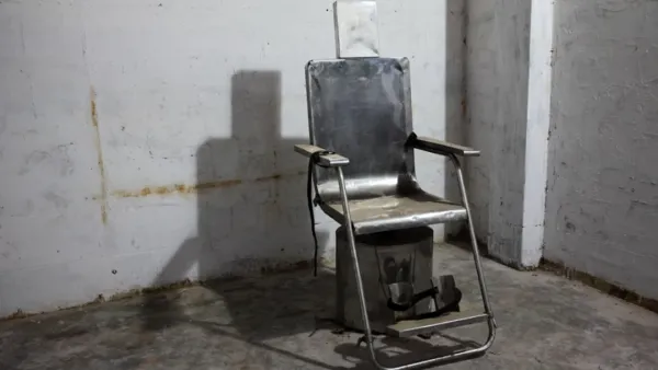 আয়নাঘরে ভয়ংকর এক চেয়ার 