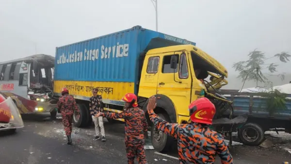 ঘন কুয়াশায় ঢাকা-মাওয়া এক্সপ্রেসওয়েতে ৫ গাড়ির সংঘর্ষ, আহত ২০