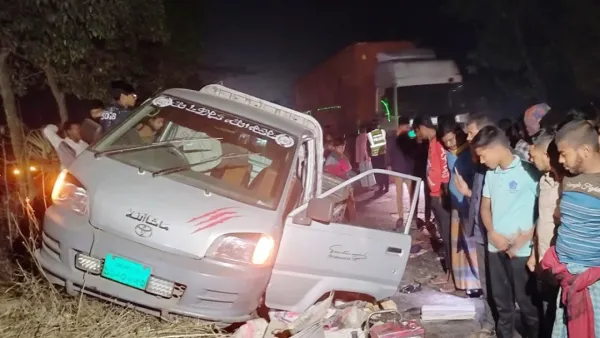 ফেনীতে পিকআপে কাভার্ড ভ্যানের ধাক্কায় নিহত ৫