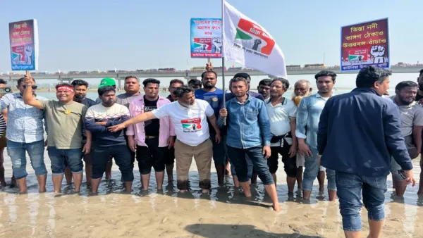 তিস্তার পানিতে নেমে ভারতীয় আগ্রাসনের বিরুদ্ধে প্রতিবাদ
