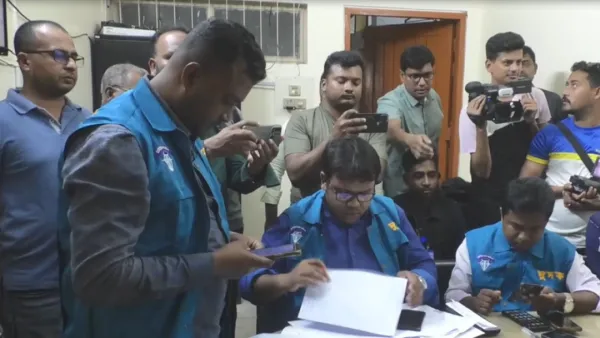 বিআরটিএ কার্যালয়ে টাকা নেওয়ার সময় দুদকের হাতে আটক