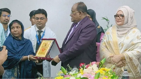 হেলিকপ্টারে এসে পরিচ্ছন্নতাকর্মীকে রাজকীয় বিদায় 