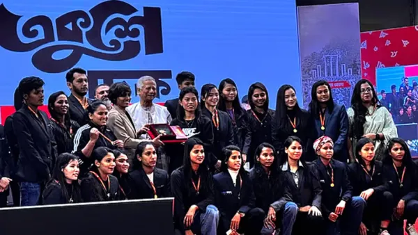 সাফজয়ীদের হাতে একুশে পদক তুলে দিলেন প্রধান উপদেষ্টা