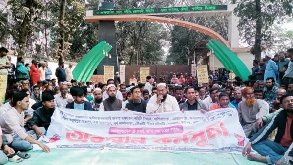 বড়পুকুরিয়া কয়লা খনির গেট অবরুদ্ধ করে ক্ষতিগ্রস্ত ১২ গ্রামবাসীর অবস্থান