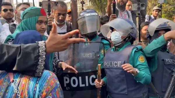 বেসরকারি প্রাথমিক শিক্ষকদের সড়ক থেকে সরিয়ে দিয়েছে পুলিশ