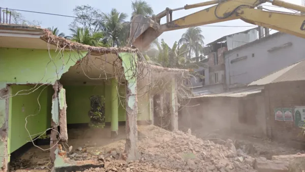 গুঁড়িয়ে দেওয়া হলো আওয়ামী লীগের কার্যালয়