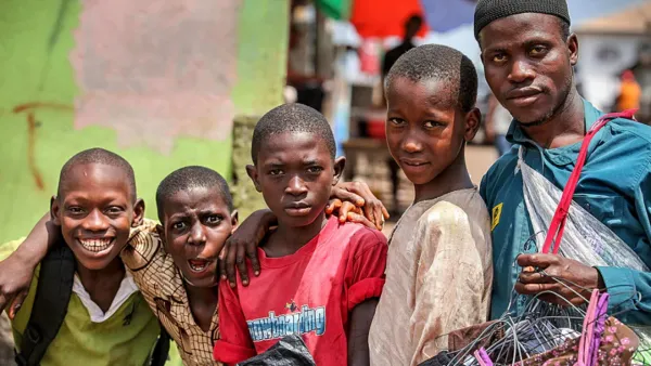 সিয়েরা লিওনের দ্বিতীয় সরকারি রাষ্ট্রভাষা বাংলা নয়