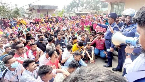 কারখানা বিক্রির অভিযোগে সড়ক অবরোধ পোশাকশ্রমিকদের
