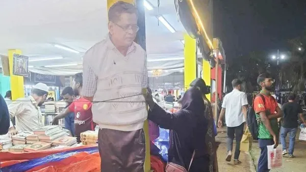 যে কারণে খুঁটির সঙ্গে বাঁধা হয় হুমায়ূন আহমেদের প্ল্যাকার্ড