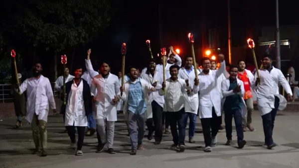 টাঙ্গাইলে ৫ দফা দাবিতে মেডিকেল শিক্ষার্থীদের মশাল মিছিল