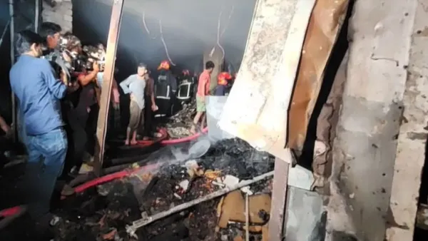 গভীর রাতে আগুনে পুড়ে ছাই শেওড়াপাড়া কাঁচাবাজার