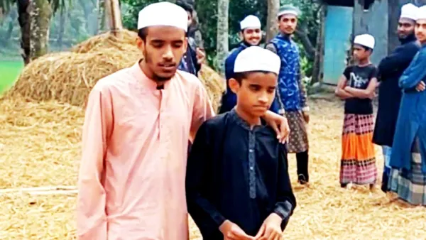 চোখে দেখে না, শুনেই পুরো কোরআন মুখস্ত করল দুই ভাই