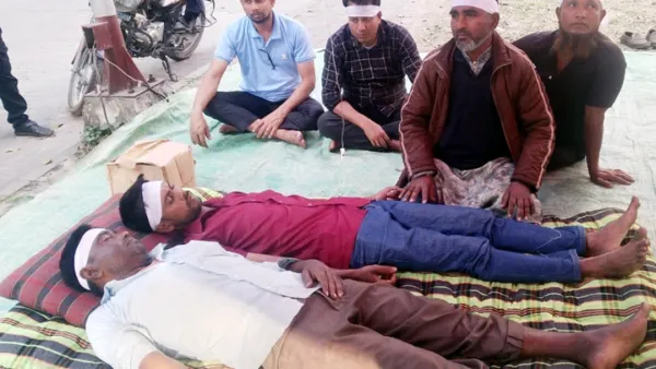 মাথায় কাফনের কাপড় বেঁধে বড়পুকুরিয়া কয়লাখনিতে অনশন 