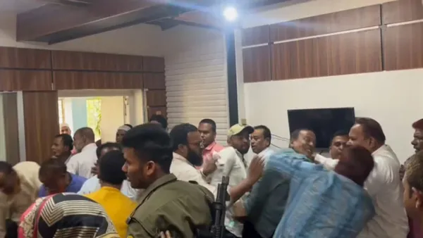 ইউএনও’র সামনেই ৪ জামায়াত নেতাকে পেটালেন বিএনপি নেতারা