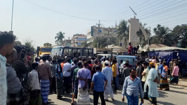 বাস থেকে ফেলে অটোচালককে হত্যা, প্রতিবাদে মহাসড়ক অবরোধ
