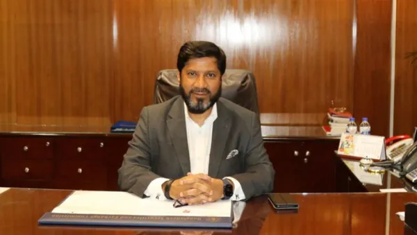 পুলিশ-সেনাবাহিনীর সহায়তায় কার্যালয় থেকে বের হলেন বিএসইসি চেয়ারম্যান 