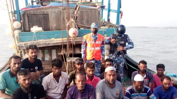 ভাসতে থাকা ১৩ জেলেকে জীবিত উদ্ধার করল কোষ্টগার্ড