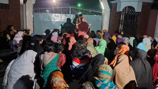 ভিসির বাসভবনের সামনে রাবি ছাত্রীদের অবস্থান