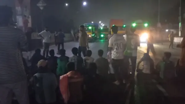 জাবি শিক্ষার্থীদের ঢাকা-আরিচা মহাসড়ক অবরোধ, ধর্ষকদের গ্রেপ্তারের দাবি 