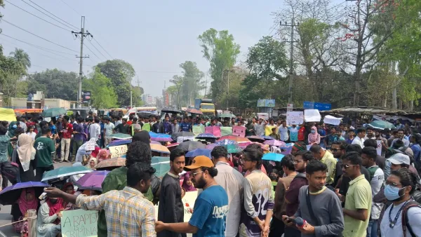 ধর্ষণের বিচারের দাবিতে রাবি শিক্ষার্থীদের মহাসড়ক অবরোধ