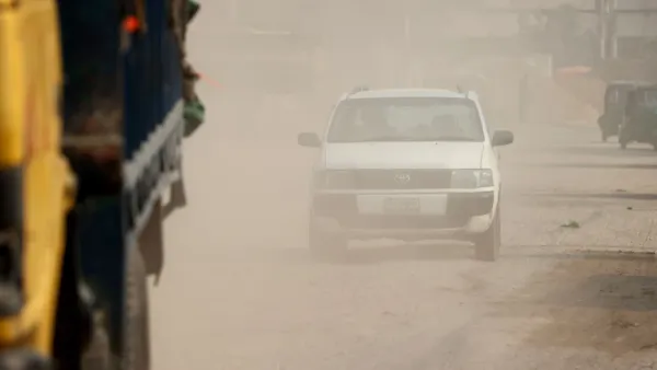 বায়ুদূষণে শীর্ষে নয়াদিল্লি, ঢাকার খবর কী