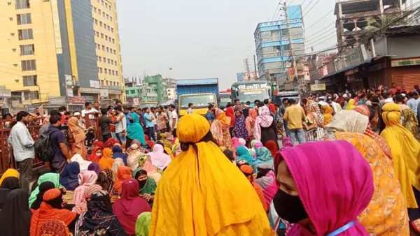 বকেয়া বেতনের দাবিতে ঢাকা ময়মনসিংহ মহাসড়ক অবরোধ