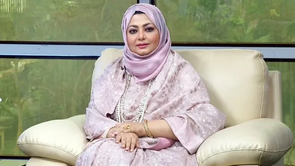 হেনার মুখে না বলা গল্প!