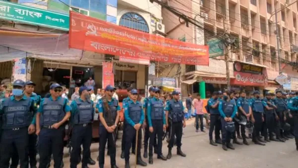 সিপিবি কার্যালয়ের সামনে সতর্ক পুলিশ (ভিডিও)