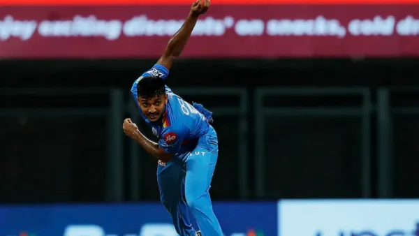 ইনজুরিতে ছিটকে যাওয়া উমরানের বদলি পেসার দলে নিল কলকাতা