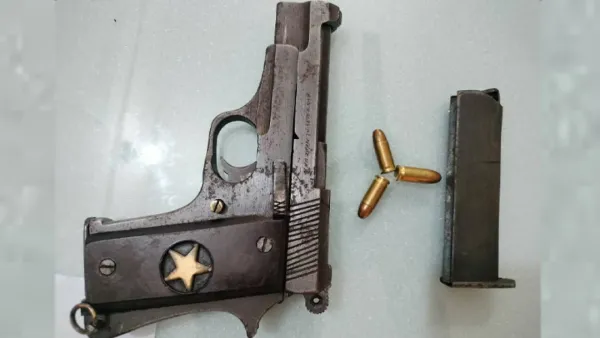 লালমনিরহাটে বিদেশি পিস্তল, ম্যাগজিন ও গুলিসহ গ্রেপ্তার ১