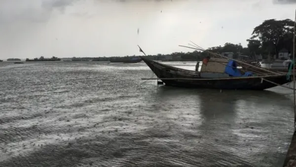 দেশের ৩ অঞ্চলে ঝড়ের আশঙ্কা, নদীবন্দরে সতর্কসংকেত