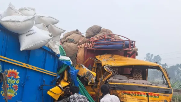 টাঙ্গাইলে দুই ট্রাকের মুখোমুখি সংঘর্ষে ট্রাক চালক নিহত