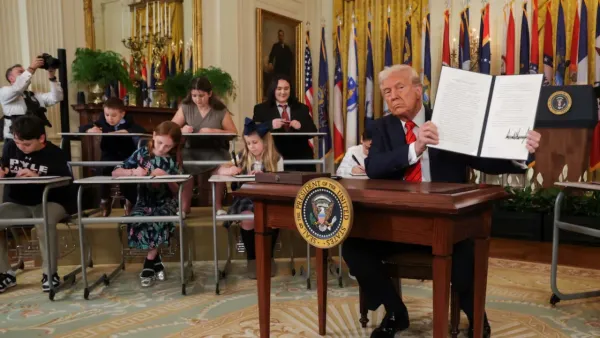 শিক্ষা বিভাগ বিলুপ্ত করার নির্বাহী আদেশে সই করলেন ট্রাম্প