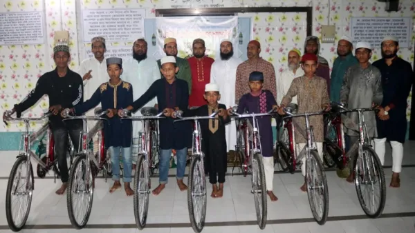 ৪০ দিন জামায়াতে নামাজ পড়ে সাইকেল পুরস্কার পেল সাত শিশু-কিশোর