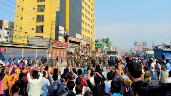 টঙ্গীতে মহাসড়ক অবরোধ করে শ্রমিকদের বিক্ষোভ