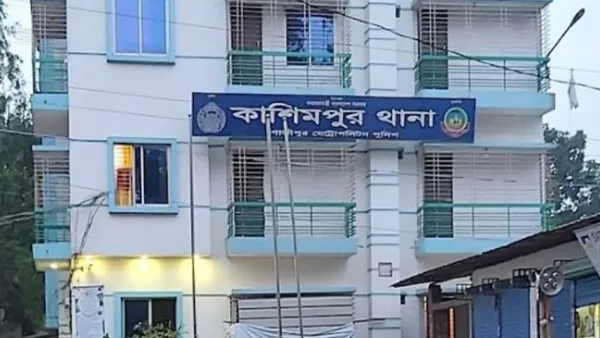 বিছানায় পড়েছিল স্ত্রী-সন্তানের মরদেহ, গলায় ফাঁস দিয়ে ঝুলছিল যুবক