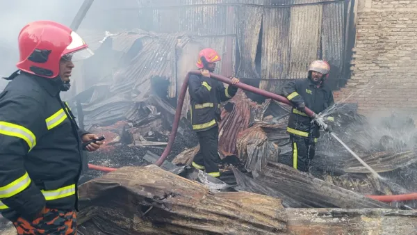 রামপুরায় সিএনজি গ্যারেজে ভয়াবহ অগ্নিকাণ্ড