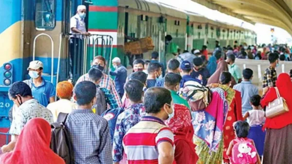 কমলাপুরে যাত্রী বেড়েছে, ট্রেন ছাড়ছে সময়মতো 