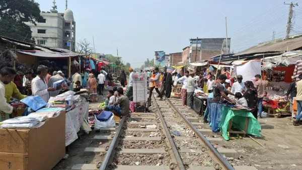 রেললাইনেই ঈদের বাজার, ঝুঁকিতে ক্রেতা-বিক্রেতারা