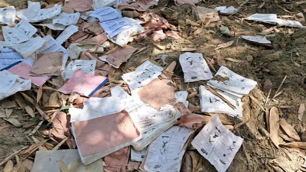 ডিসির পুরোনো বাংলোয় মিলল ১০০ বস্তা ব্যালট পেপার