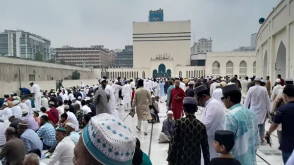 বায়তুল মোকাররমে ঈদের প্রথম জামাতে মুসল্লিদের ঢল