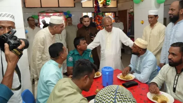 ঈদের দিন পুলিশ সদস্যদের খোঁজ নিতে রাজারবাগে স্বরাষ্ট্র উপদেষ্টা 