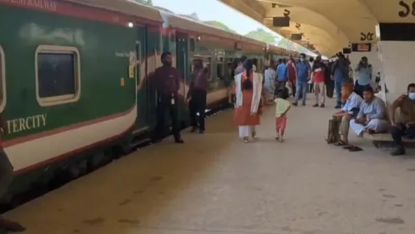 ঈদের তৃতীয় দিনেও কমলাপুরে ঘরমুখো মানুষের সমাগম