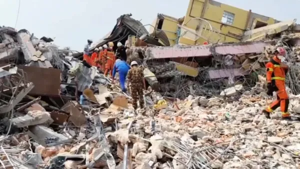 জীবিতদের সন্ধানে চলছে তল্লাশি