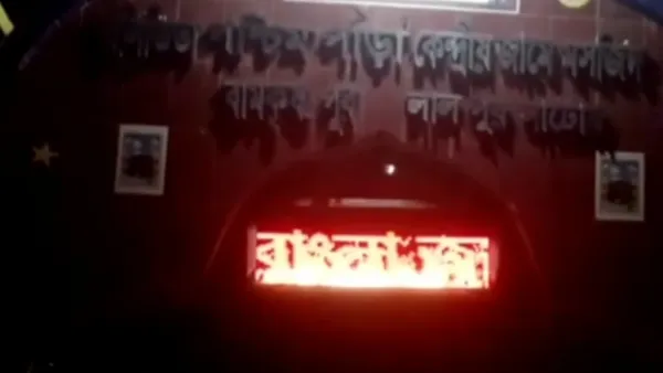 মসজিদের সাইনবোর্ডে ভেসে উঠল ‘জয় বাংলা’ স্লোগান