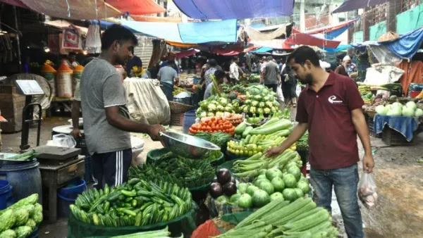 ঈদের ছুটিতে ক্রেতা কম দাম কমছে শাকসবজির 