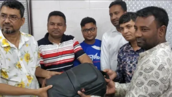 অটোরিকশায় ফেলে যাওয়া ১৮ ভরি স্বর্ণ ফেরত দিলেন চালক