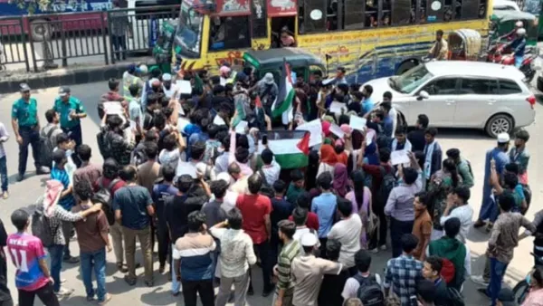 ইসরায়েলি হত্যাযজ্ঞে সমর্থনের প্রতিবাদে মার্কিন দূতাবাসের সামনে মানববন্ধন