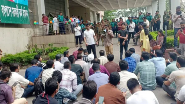 পিএসসির ফটক ভেঙে ভেতরে আন্দোলনকারীরা 