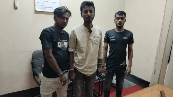 ট্রাকের চালককে উদ্ধার করতে গিয়ে দুর্বৃত্তদের হামলায় পুলিশ আহত